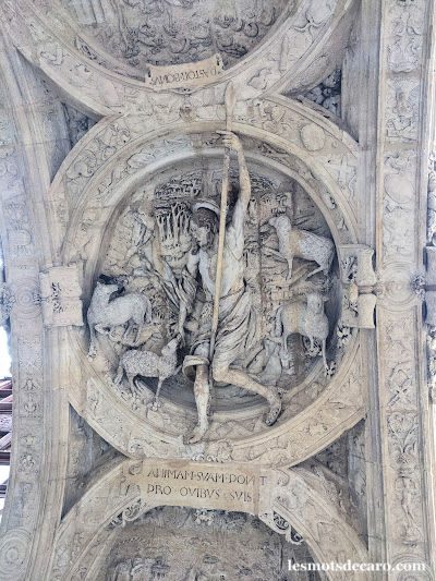 Le relief magnifiquement sculpté sous l'arche du Gros Horloge est une excellente solution pour admirer les trésors de Rouen même quand il pleut.